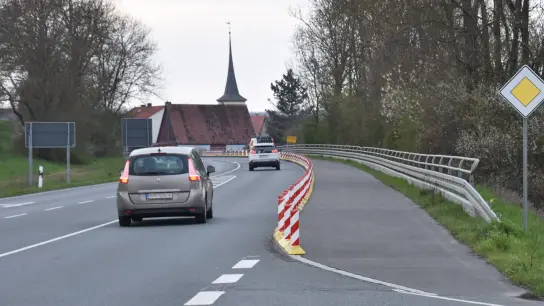 Der Geh- und Radweg an der östlichen Oberlaimbacher Ortseinfahrt wurde mit kleinen Warnbaken, im Jargon Bischofsmützen genannt, auf gut 200 Metern Länge nun zusätzlich gesichert. (Foto: Andreas Reum)