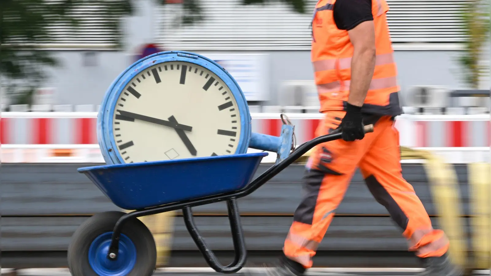 Der Achtstundentag soll nach Plänen des Bundesarbeitsministeriums grundsätzlich beibehalten werden. (Symbolbild) (Foto: Arne Dedert/dpa)