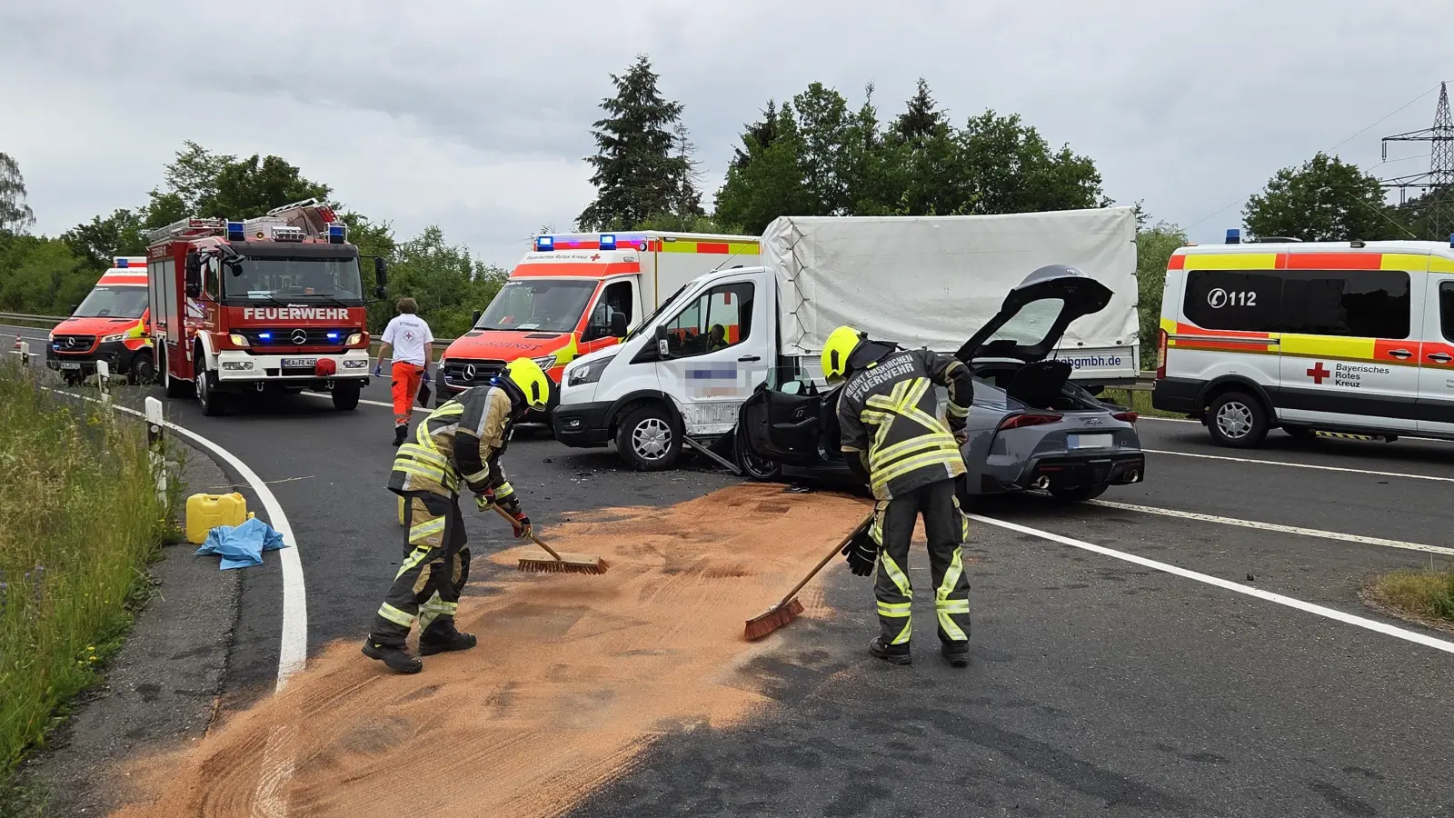 Die B8 zwischen Emskirchen und der Einfahrt Sixtmühle musste voll gesperrt werden. Das Foto zeigt Feuerwehrkräfte bei Arbeiten an der Fahrbahn. So waren Betriebsstoffe ausgelaufen, die gebunden werden mussten. (Foto: Kreisfeuerwehrverband/Rainer Weiskirchen )