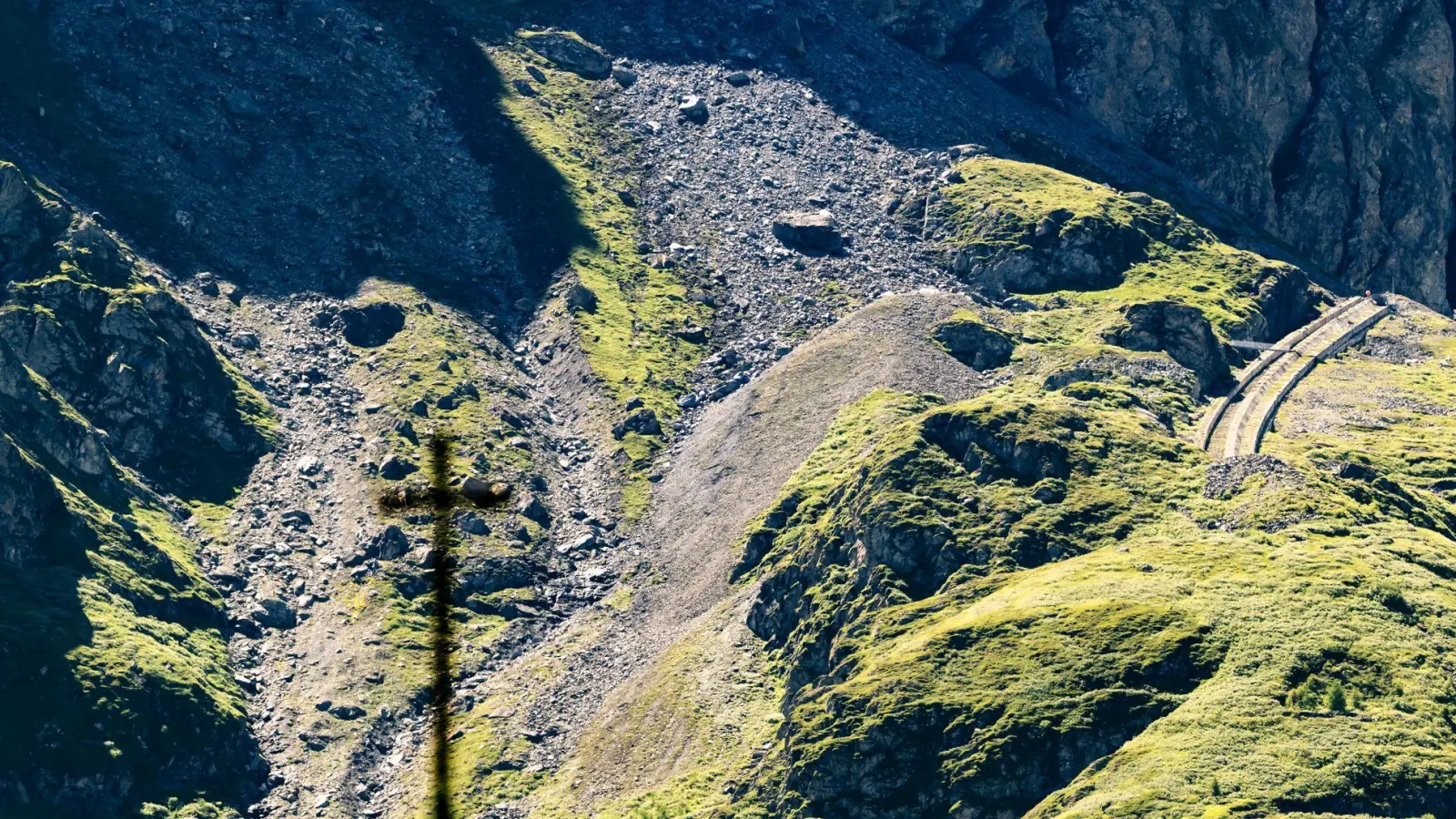 Rund 5.000 Kubikmeter Gestein haben sich nahe der Staumauer gelöst. (Foto: Jean-Christophe Bott/KEYSTONE/dpa)