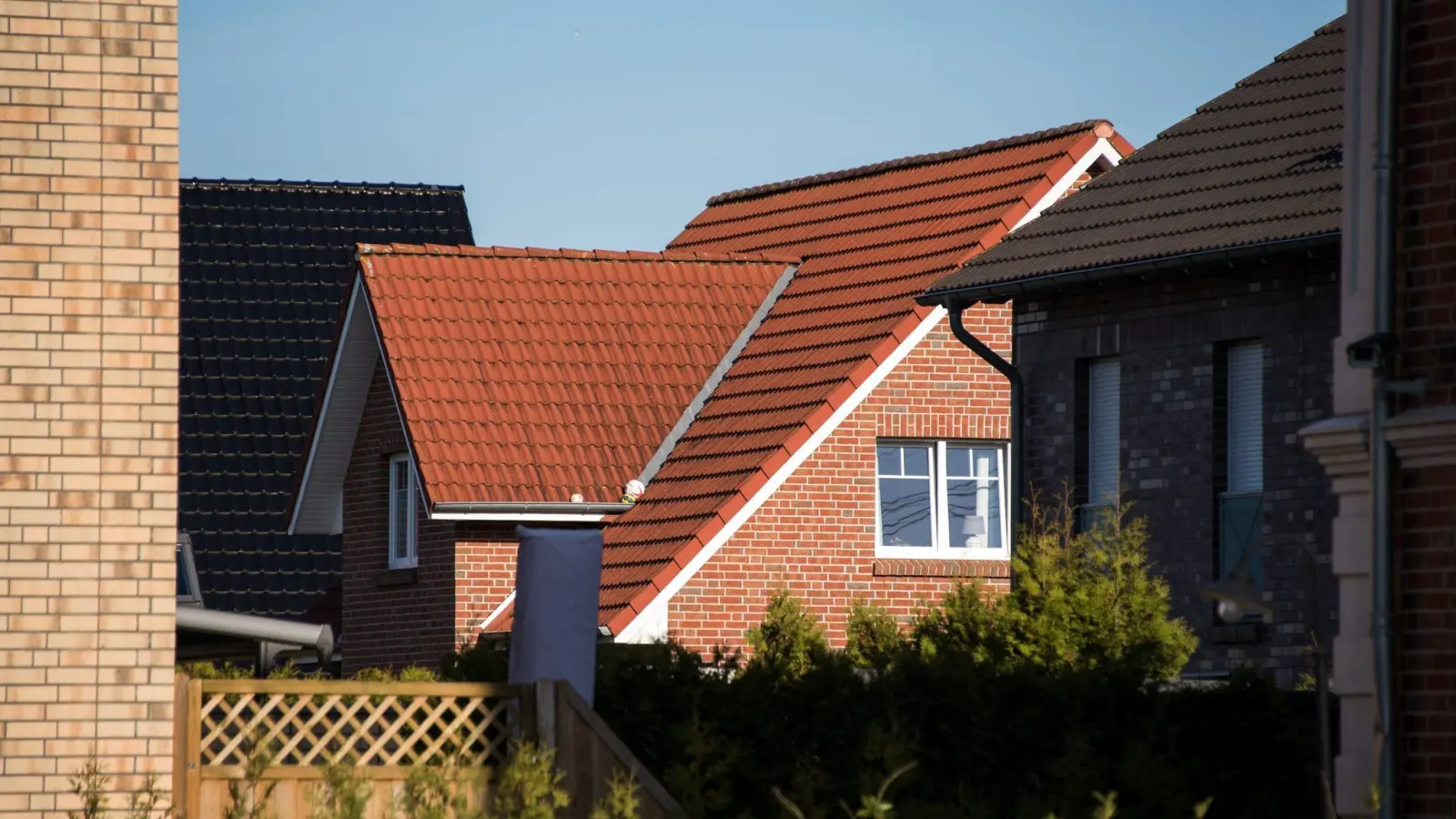 Millionen von Eigenheimbesitzern haben eine Grundsteuererklärung abgegeben. Das geht nicht immer fehlerlos vonstatten. (Foto: Daniel Bockwoldt/dpa/dpa-tmn)
