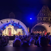 Die „Zauberflöte” spielte sich auf zwei Bühnen ab: Links waren die Sängerinnen und Sänger zugange, während das Orchester rechts den instrumentalen Rahmen beisteuerte. (Foto: Margit Schwandt)