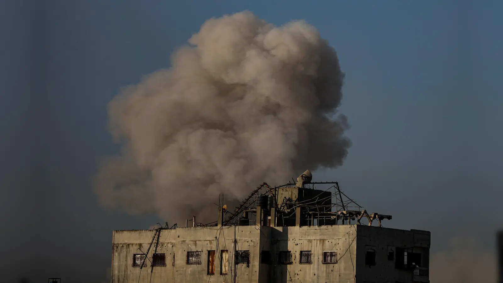 Israels treibt die geplante Einnahme der Stadt Gaza voran - die Rede ist von „vorbereitenden Einsätzen“. (Foto: Omar Ashtawy/APA Images via ZUMA Press Wire/dpa)