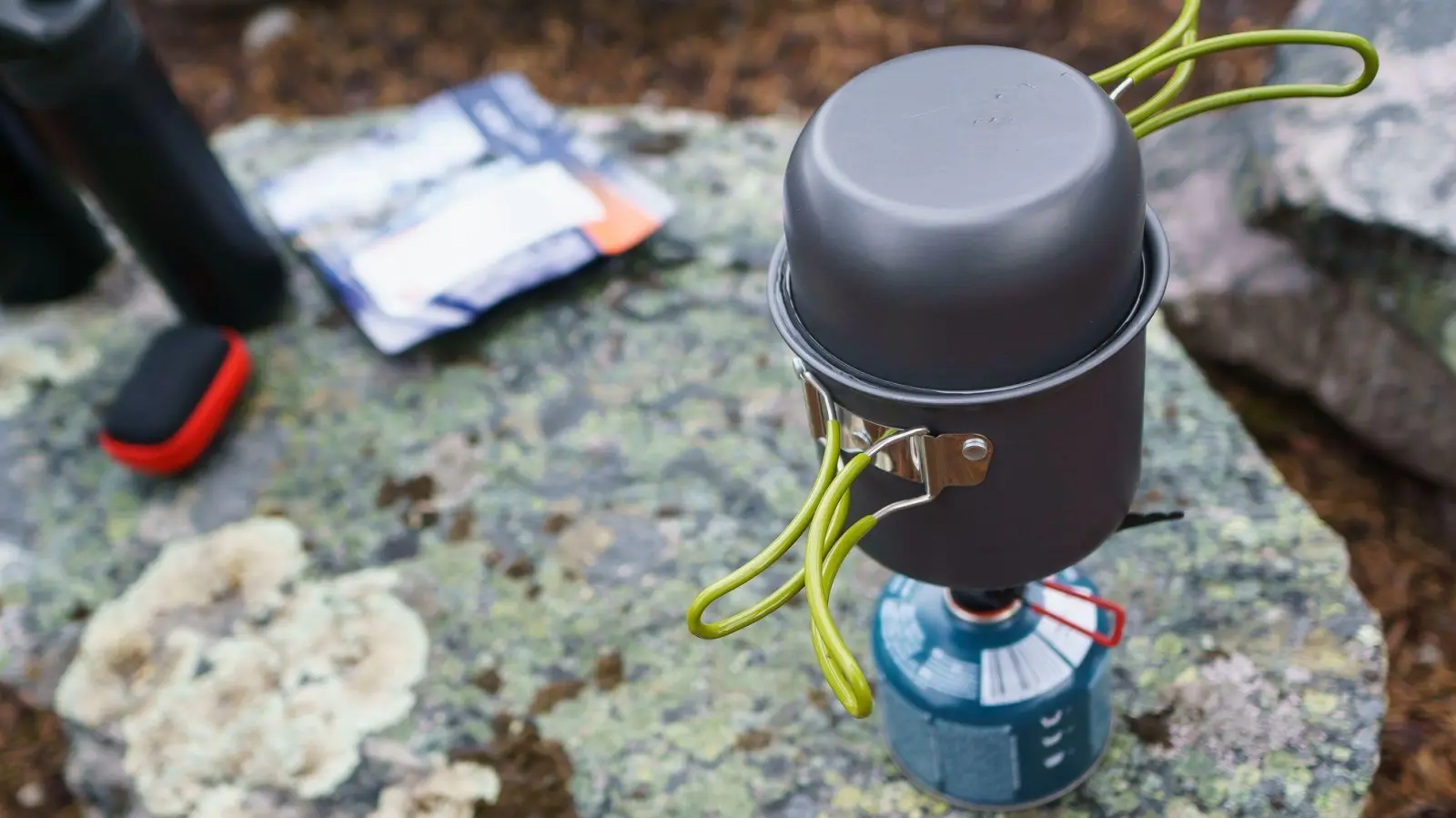 Weil er sich schlafen legte, während sein Essen auf einem Gaskocher brutzelte, hat ein Fernfahrer an der A6 fast seinen Lastwagen ruiniert. (Symbolbild: Philipp Laage/dpa-tmn)