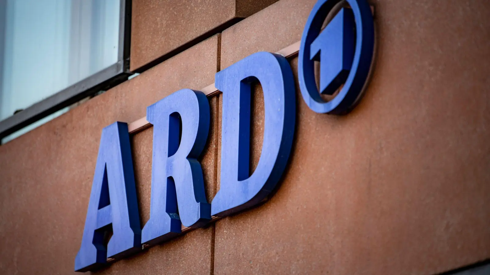 Das ARD-Logo an der Fassade des ARD-Hauptstadtstudios im Regierungsviertel. (Foto: Fabian Sommer/dpa)