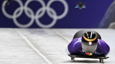 Drohne im Eiskanal: Bei diesen Winterspielen setzen die Verantwortlichen auf spektakuläre Bilder. (Foto: Robert Michael/dpa)