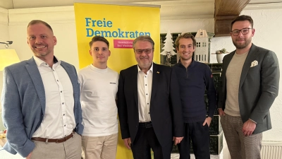 Dieses FDP-Team will in den Neustädter Stadtrat (von links): Johannes Loesch, Timo Streiter, Gerd Scheuenstuhl, Ruben Schopper und Dominik Tischer. (Foto: Sylvia Fehlinger)