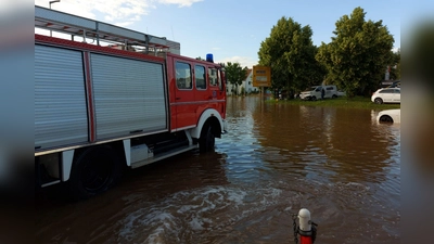 Dieses Tanklöschfahrzeug dient der FFW Bruckberg nun seit 44 Jahren. Auf dem Bild ist es beim Hochwassereinsatz im Juli 2021 in Ansbach zu sehen. Nun soll der Tanker ersetzt werden. (Foto: Georg Carl)