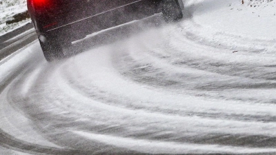 Wegen glatter Straßen krachte es am Samstag vielerorts im Dienstbereiche der Polizei in Dinkelsbühl und Feuchtwangen. (Symbolbild: Jens Kalaene/dpa)