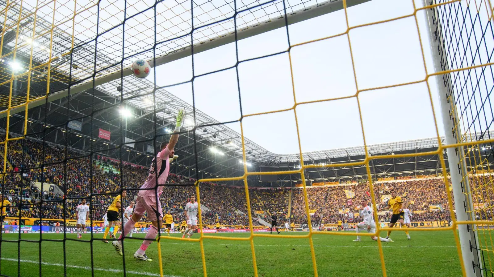  Alexander Rossipal (Dynamo Dresden, r) trifft zum 1:0. (Foto: Robert Michael/dpa)