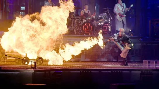 Till Lindemann (r) feuert bei einem Rammstein-Konzert einen Flammenwerfer ab. (Foto: Malte Krudewig/dpa/Archivbild)
