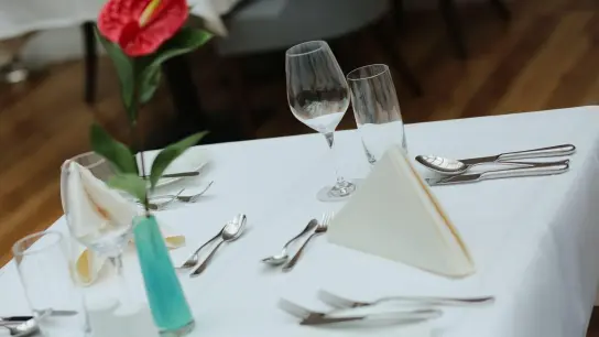 Ein eingedeckter Tisch in einem Restaurant: Viele Gastro-Betriebe klagen einer Umfrage zufolge über ausbleibende Gäste. (Foto: Matthias Bein/dpa-Zentralbild/dpa)