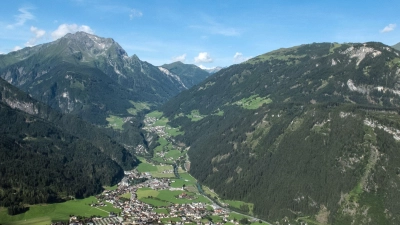 Bei einer Bergtour in den Zillertaler Alpen an der Grenze zwischen Österreich und Italien ist eine Frau verunglückt. (Foto: Frank Kleefeldt/dpa)