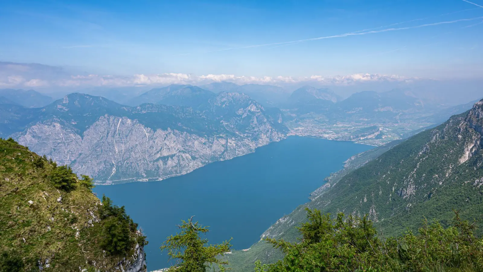 Der Gardasee ist ein beliebtes Urlaubsziel der Deutschen. (Symbolbild) (Foto: Daniel Reinhardt/dpa)