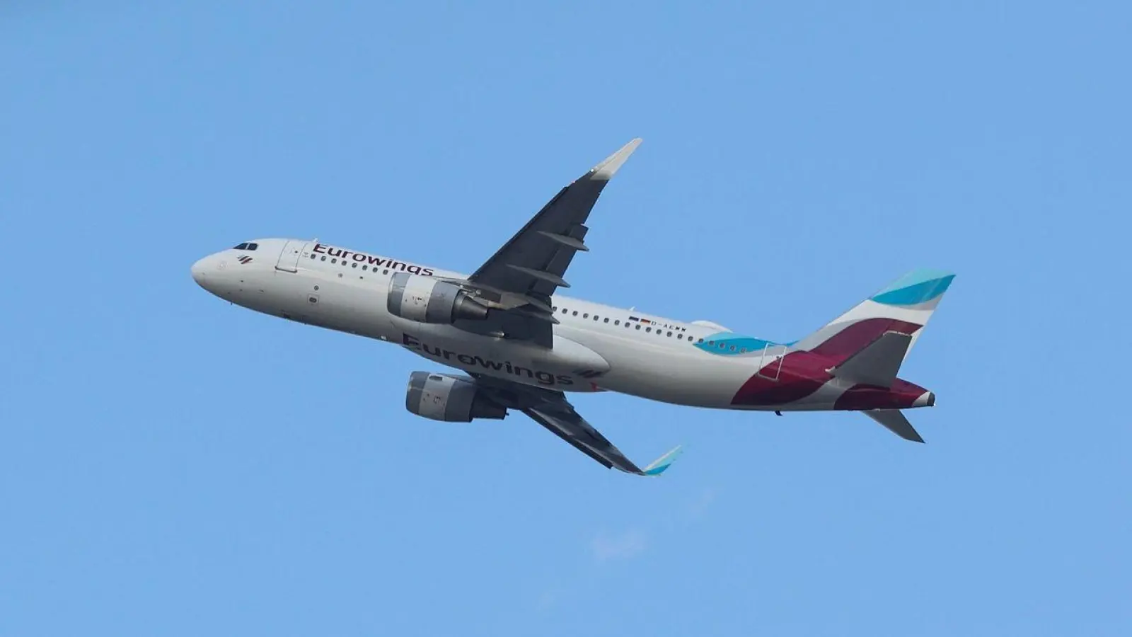 Am Mittwochabend musste ein Eurowings-Flieger kurz nach Abflug wieder zum Hamburg Airport zurückkehren. (Archivbild) (Foto: Bodo Marks/dpa)
