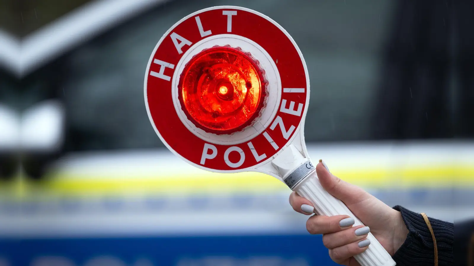 Auf der A9 endete die gefährliche Fahrt eines Betrunkenen durch die Rettungsgasse. (Symbolbild) (Foto: Soeren Stache/dpa)