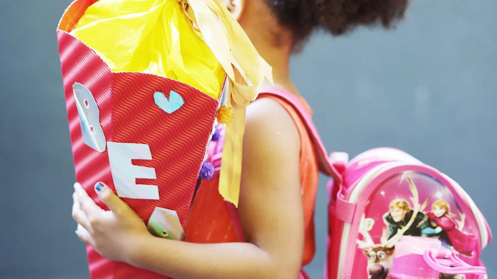 Der erste Schultag bedeutet sowieso eine Wundertüte neuer Eindrücke für Kinder - wie er gefeiert wird, sollten sie mit entscheiden können. (Foto: Oliver Berg/dpa/dpa-tmn)