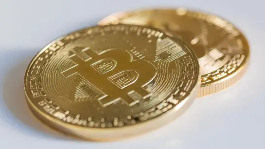 Zwei Bitcoin-Münzen liegen auf einem Tisch. (Foto: Fernando Gutierrez-Juarez/dpa-Zentralbild/dpa)