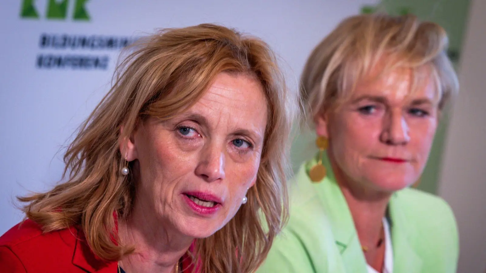 Eine Expertenkommission soll nach Vorstellungen von Bundesbildungsministerin Karin Prien (CDU, l) dabei helfen, Kinder besser vor Risiken durch die Nutzung von Handys und Social Media zu schützen. (Foto: Jens Büttner/dpa)