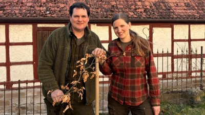 Die Ausbildungsleiterin Angelina Fahsl und ihr Ehemann Joachim Fahsl pflanzten einen Baum zum Internationalen Tag des Waldes. Dies ist ein Symbol für verantwortungsbewusstes Handeln. Das Team der Jagdschule Mittelfranken engagiert sich auch auf diese Weise gegen den Klimawandel. (Foto: Jagdschule Mittelfranken/Moritz Fahsl)