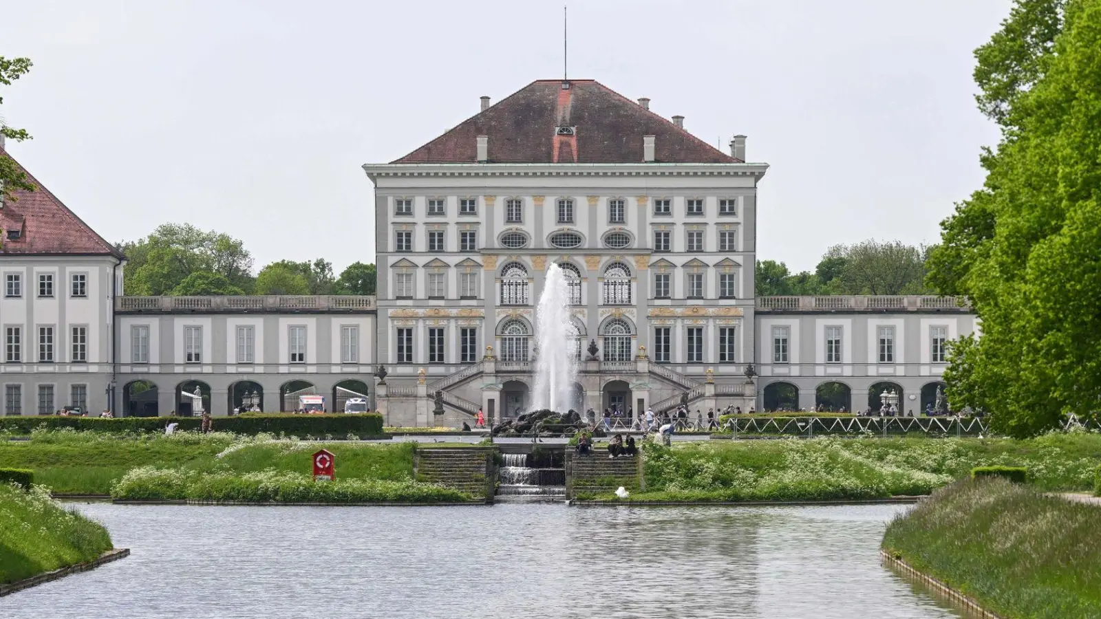 Spaziergänger sind im Schlosspark Nymphenburg unterwegs. (Foto: Felix Hörhager/dpa)