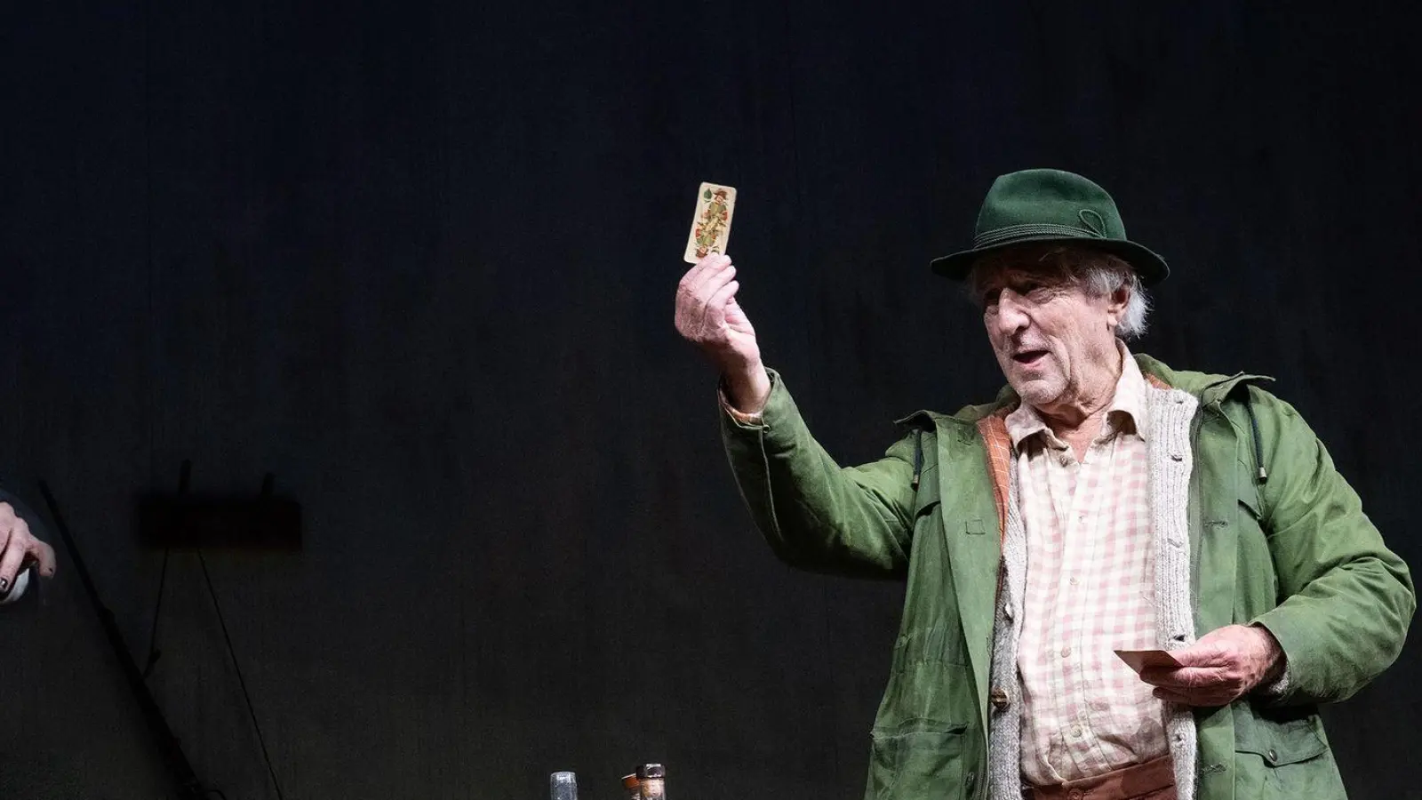 „Gschichtn vom Brandner Kaspar“ in einer Neufassung des Dramatikers Franz Xaver Kroetz hat am Münchner Residenztheater seine Uraufführung gefeiert, mit Günther Maria Halmer (r.) und Florian von Manteuffel. (Foto: SANDRA THEN/Residenztheater München/dpa)