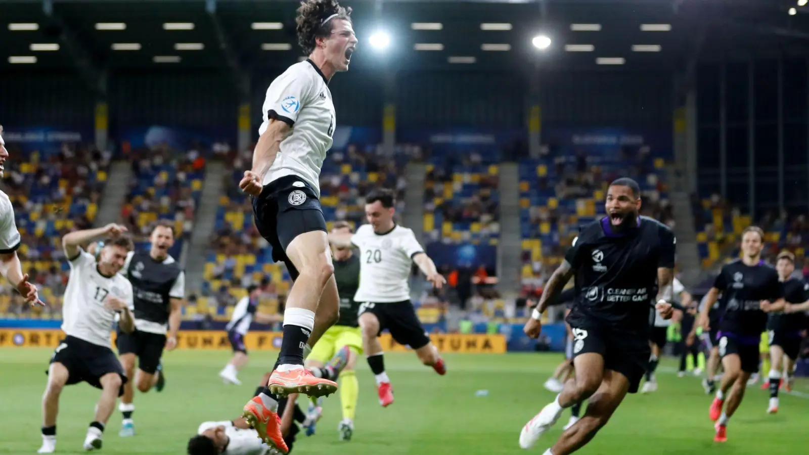 Die deutsche U21 jubelt über den Halbfinal-Einzug. (Foto: Branislav Racko/dpa)