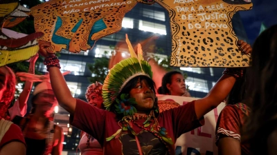 Seit einem Monat protestieren Ureinwohner gegen die Ausbaggerung der Amazonas-Flüsse. (Foto: Allison Sales/dpa)