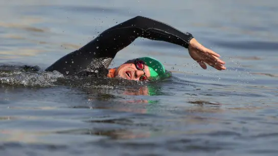 Der Langstreckenschwimmer Joseph Heß schwimmt weiter. (Foto: David Young/dpa)