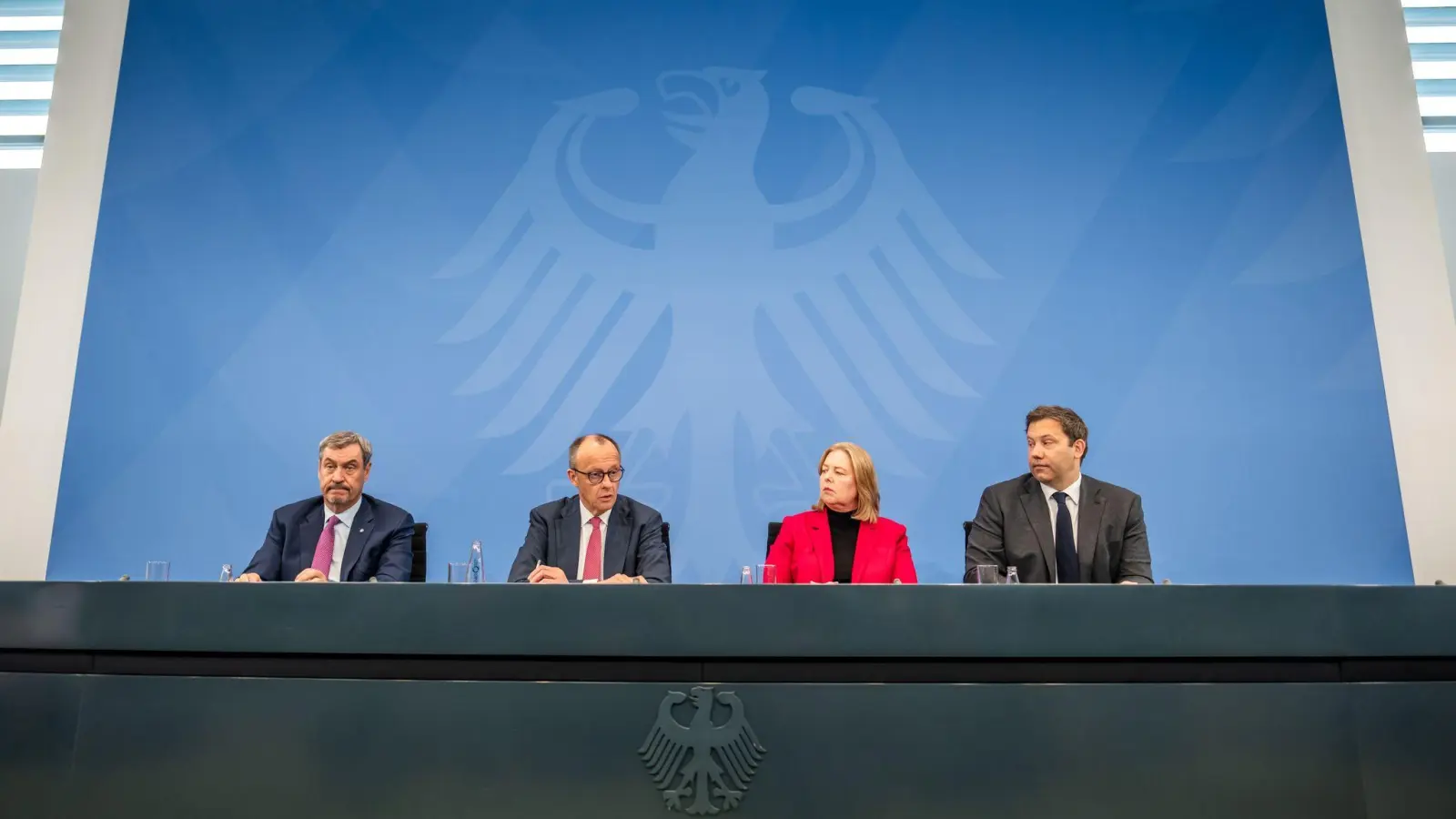 Wie gut versteht sich dieses Quartett heute? (Archivbild) (Foto: Michael Kappeler/dpa)