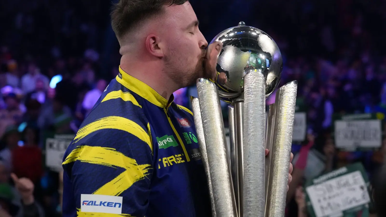 Luke Littler feiert den WM-Titel. (Foto: Dave Shopland/AP/dpa)