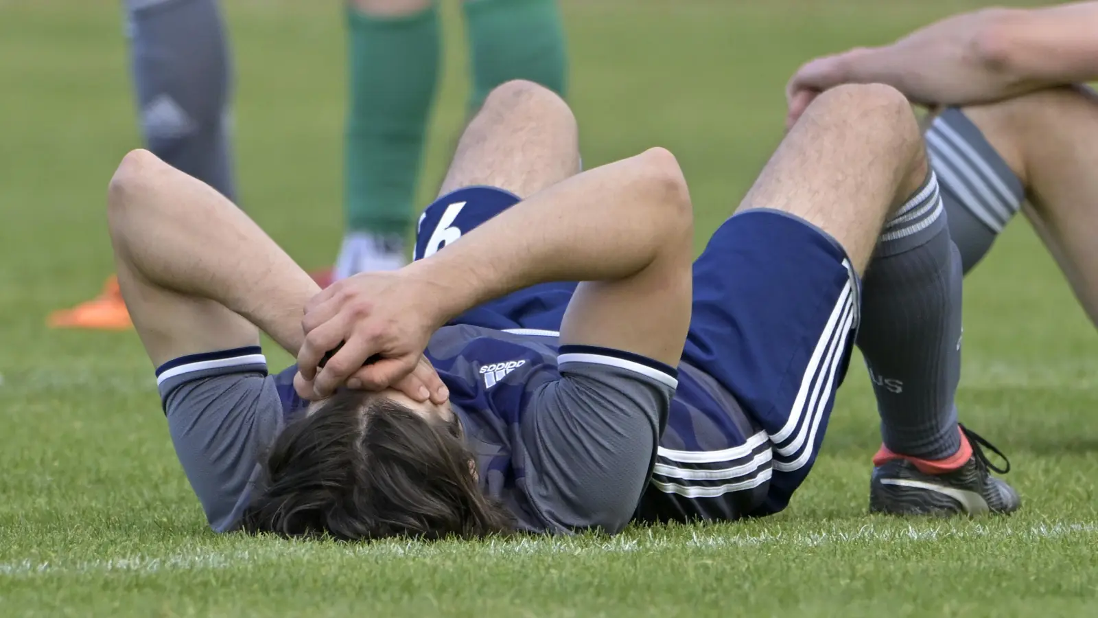 Es hat nicht gereicht für den TuS Feuchtwangen. Gegen SF Hofstetten gelang nur ein 0:0. Der Feuchtwanger Moritz Wolfram schiebt Frust. (Foto: Martin Rügner)
