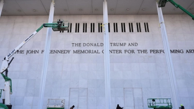 Nach der Umbenennung boykottieren zahlreiche Künstler und Künstlerinnen die Einrichtung. (Archivfoto) (Foto: Jacquelyn Martin/AP/dpa)