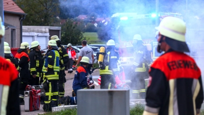 An der Großübung bei Bechhofen waren am Donnerstagabend etwa 50 Feuerwehrleute und fünf Sanitäter im Einsatz. (Foto: Tizian Gerbing)