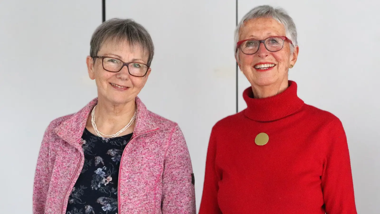 Für Karin Rainer (links) und Hiltrud Zimmermann steht fest: „Wir befinden uns an einem Wendepunkt.” Deshalb werden sie jetzt aktiv und setzen sich für die Demokratie ein. (Foto: Antonia Müller)