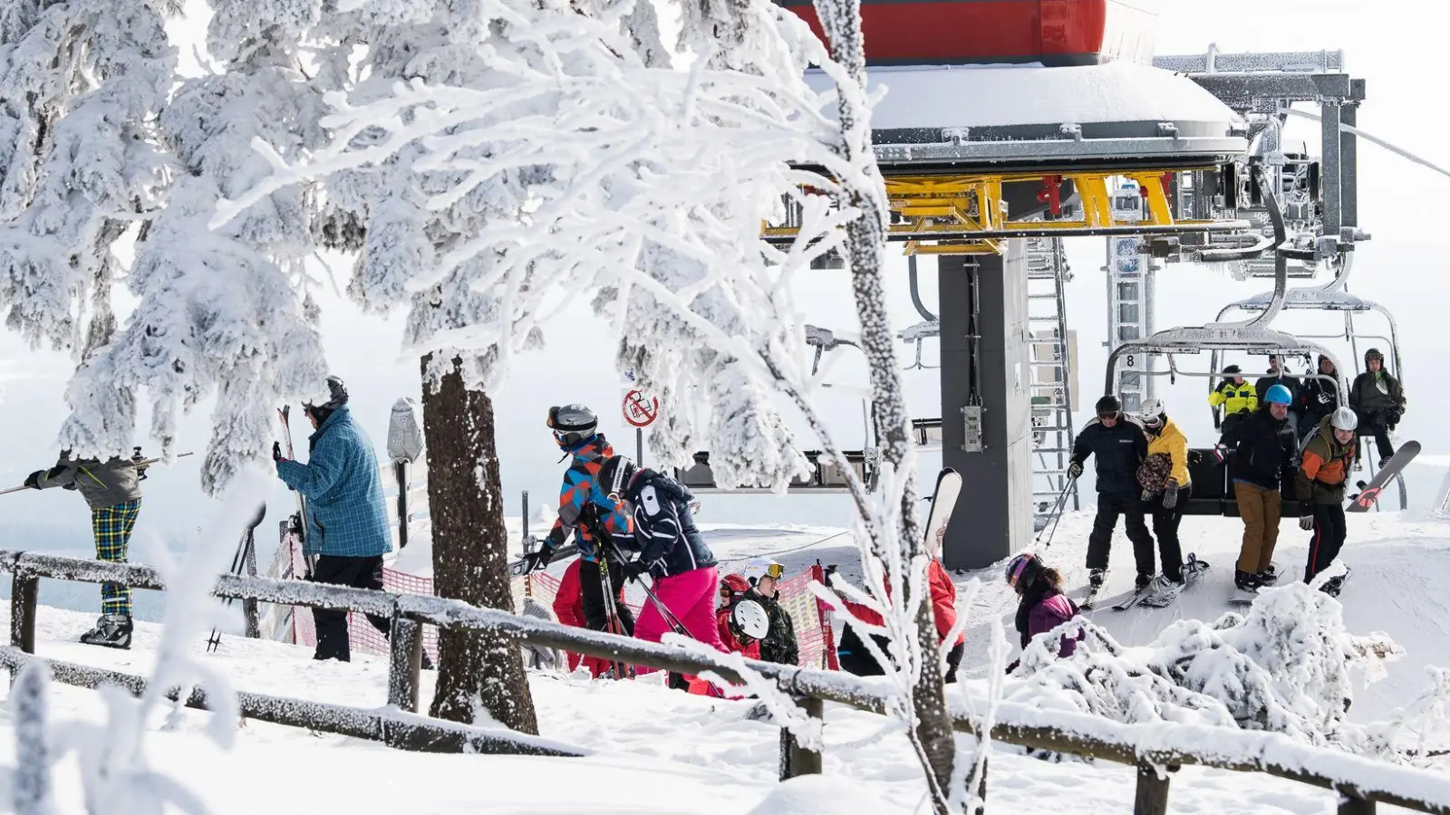 Nadelöhr mit Sturzrisiko: Am Ausstieg vom Sessellift kann es eng zugehen.  (Foto: Swen Pförtner/dpa/dpa-tmn)