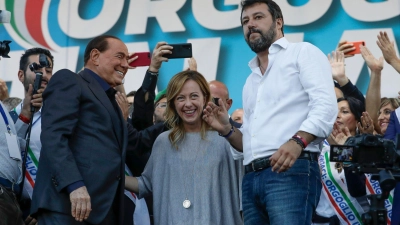 Silvio Berlusconi (l-r), Giorgia Meloni und Matteo Salvini. (Foto: Andrew Medichini/AP/dpa)