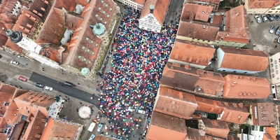 So sah das Schirmemeer in Rothenburg von oben aus - das Foto wurde per Drohne aufgenommen. (Foto: Thomas Hörber)