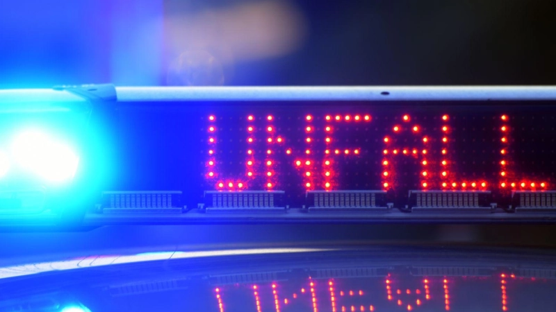 Nach einem schweren Unfall bei Gleißenberg schwebt ein Motorradfahrer in Lebensgefahr. (Symbolbild: dpa/Stefan Puchner)