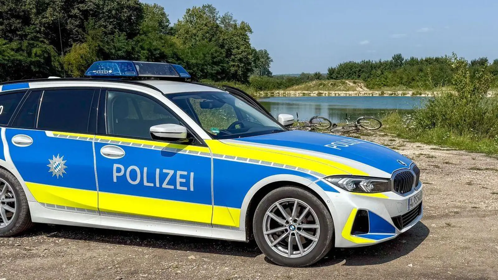 Auch die Polizei war bei dem Einsatz vor Ort. (Foto: Jason Tschepljakow/dpa)