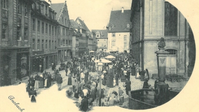 Diese historische Postkarte zeigt den gut besuchten Wochenmarkt im Schatten der Gumbertuskirche auf dem Unteren Markt, dem heutigen Johann-Sebastian-Bach-Platz. (Foto: Stadtarchiv Ansbach)