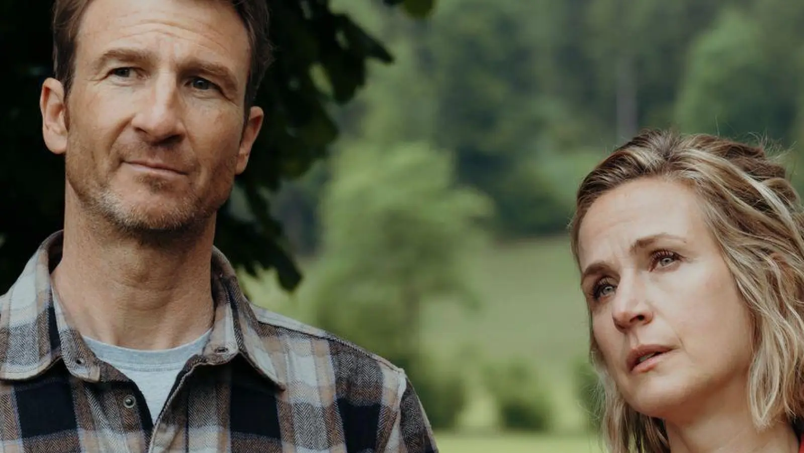 Hans Gruber (Heiko Ruprecht) und Julia Andermatt (Nathalie Schott) in einer Szene der erste Folge der 19. Staffel der Fernsehreihe „Der Bergdoktor“ (undatierte Filmszene). (Foto: Sabine Finger Fotografie/ZDF/dpa)