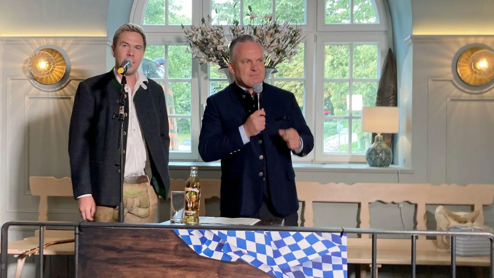 Der Liedermacher Oimara alias Beni Hafner und Wiesn-Chef Christian Scharpf (SPD) freuen sich auf die Wiesn.  (Foto: Sabine Dobel/dpa)