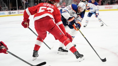 Zwei NHL-Topstars gemeinsam für Deutschland: Moritz Seider (l) und Leon Draisaitl (r). (Archivbild) (Foto: Ryan Sun/AP/dpa)