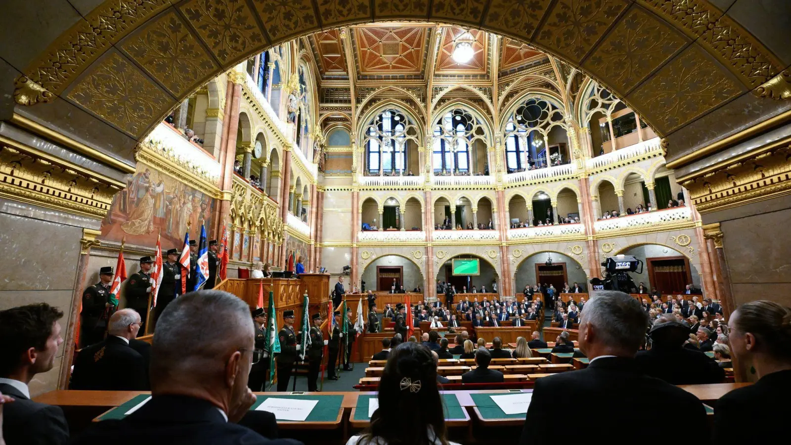 Im ungarischen Parlament sollen Abgeordnete künftig nicht länger als zwölf Jahre tätig sein können. (Archivbild) (Foto: Boglarka Bodnar/MTI/AP/dpa)