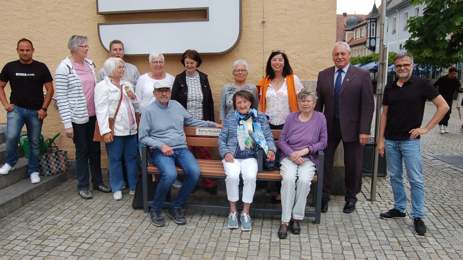 Die Senioren können sich freuen. In Neustadt gibt es seit Kurzem drei „Ratsch-Bänkchen“ in der Innenstadt. Ein Sitzmöbel steht direkt am Marktplatz. Stadtvertreter und Mitglieder des Seniorenbeirats kamen zur Einweihung und freuten sich. (Foto: Christa Frühwald)