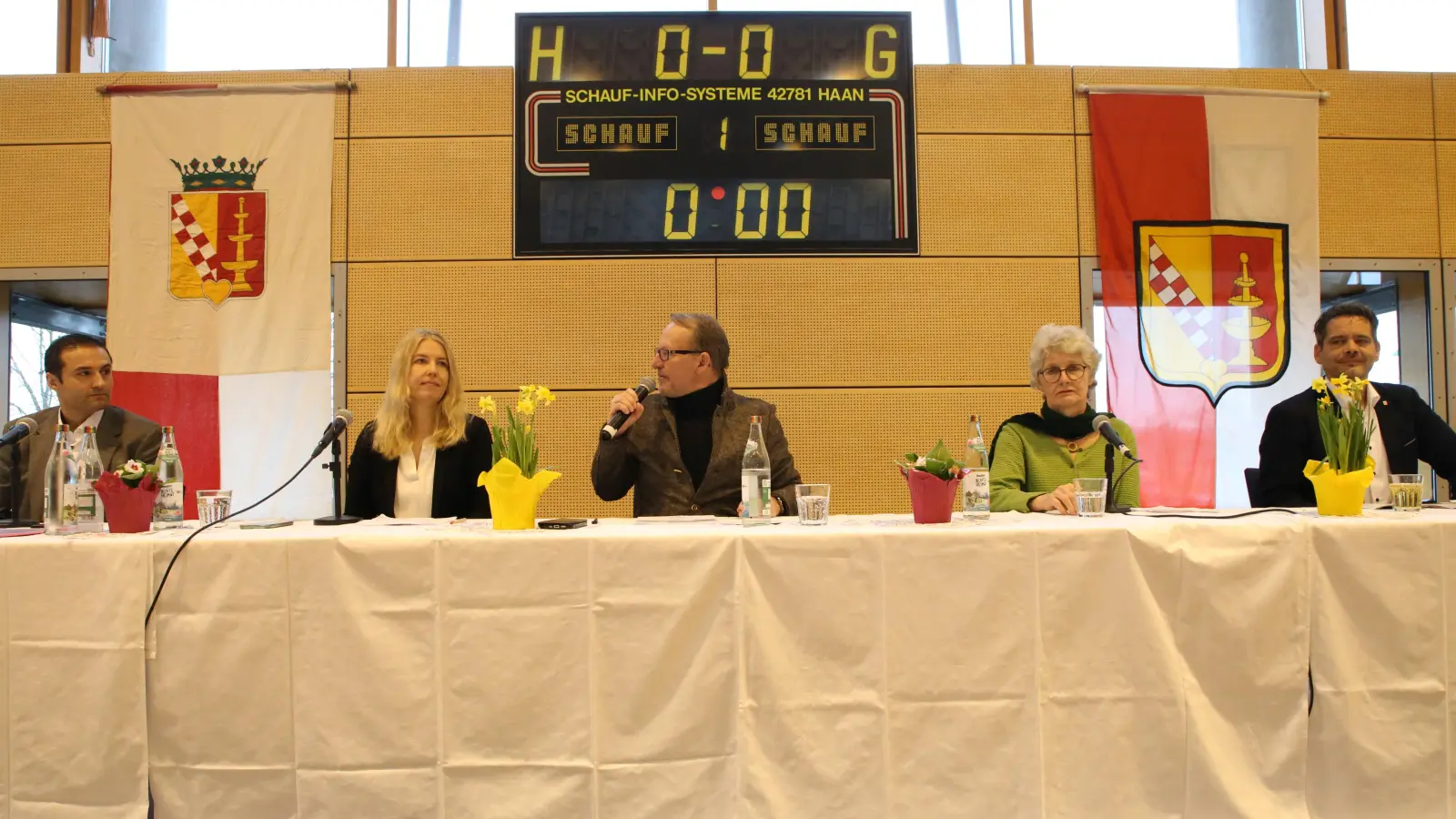 Die Bewerber um den Chefposten im Heilsbronner Rathaus stellten ihre Positionen in der Hohenzollernhalle dar: Sebastian Gaukler von der CSU, Eva Didion von der SPD, der Moderator Michael Lein, Gabi Schaaf von den Grünen und Sebastian Buhl von den Freien Wählern (von links). <br>  (Foto: Alexander Biernoth)
