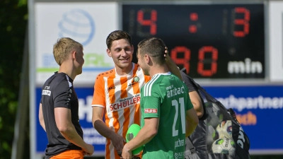 Ein Plausch unter Testspiel-Torschützen: Michael Sperr (Herrieden, Mitte) und der Ansbacher Mirko Puscher (rechts). (Foto: Martin Rügner)