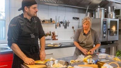 Vom Profi lernen, wie man Maultaschen formt: Stefan Herbolzheimer und FLZ-Redakteurin Daniela Ramsauer in der Küche in Diespeck. (Foto: Evi Lemberger)