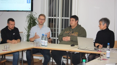 Die Vereinsvertreter Hans-Georg Schurz, Johannes Tröger und Max Volland (von links) erläuterten das Vorhaben des FV 68 Gebsattel. Das Foto zeigt sie mit Bürgermeisterin Elisabeth Stammler. (Foto: Susanne Landgraf)